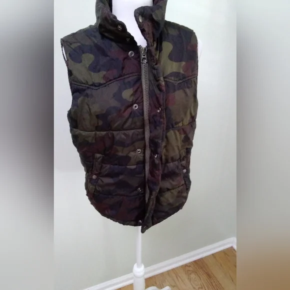 American Eagle Outfitters Camo Puffer Vest - Picture 3 of 10